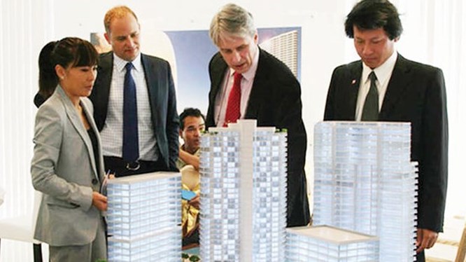 người nước ngo&agrave;i mua nh&agrave; việt nam